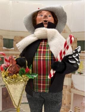 Byers' Choice Carolers - Shopping Man 2023
